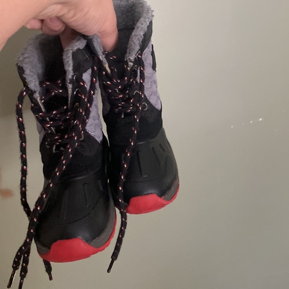 Carter’s Toddler snow boots size 8 - Picture 2 of 2